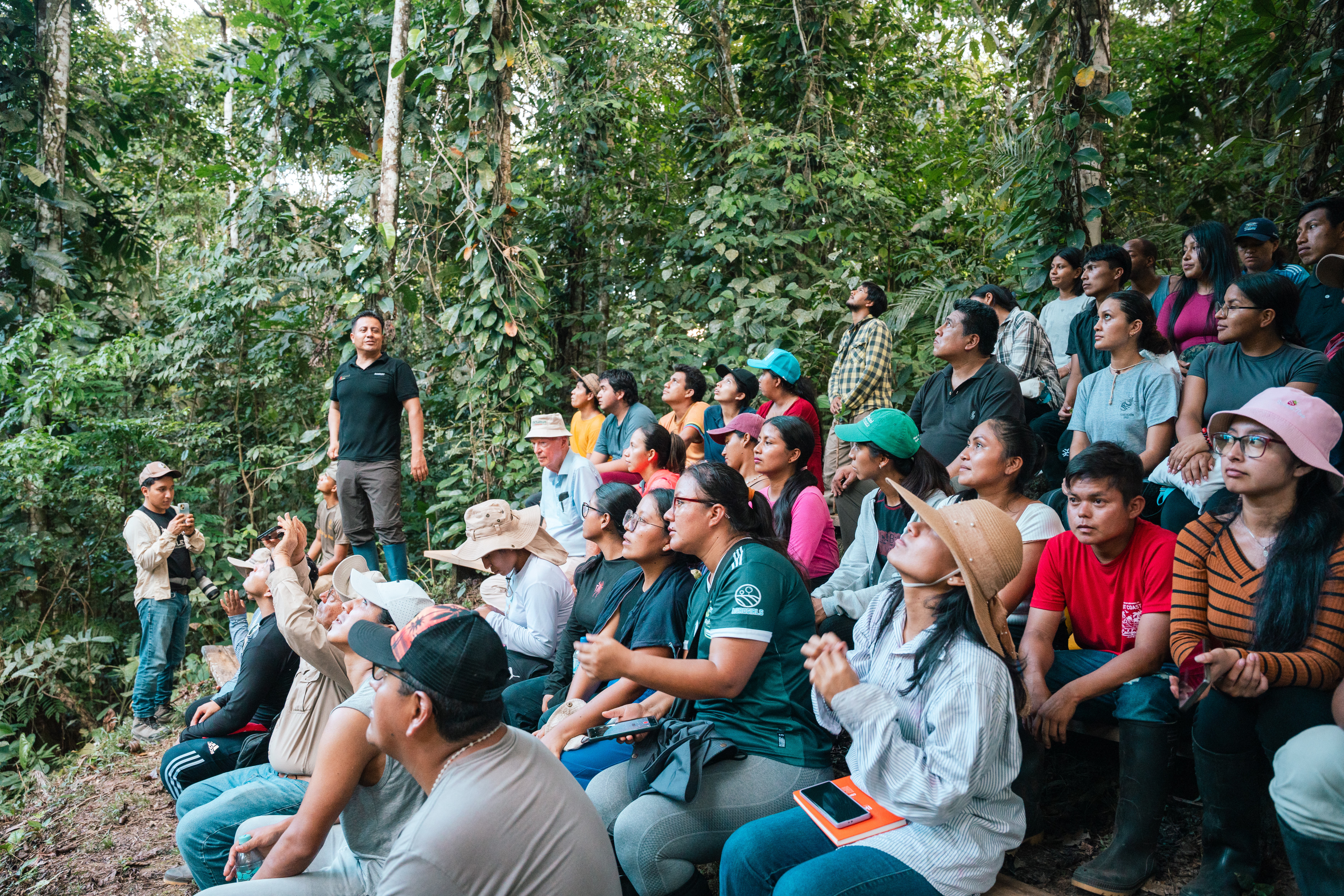 Estudiantes explorando la biodiversidad en la Amazonía ecuatoriana