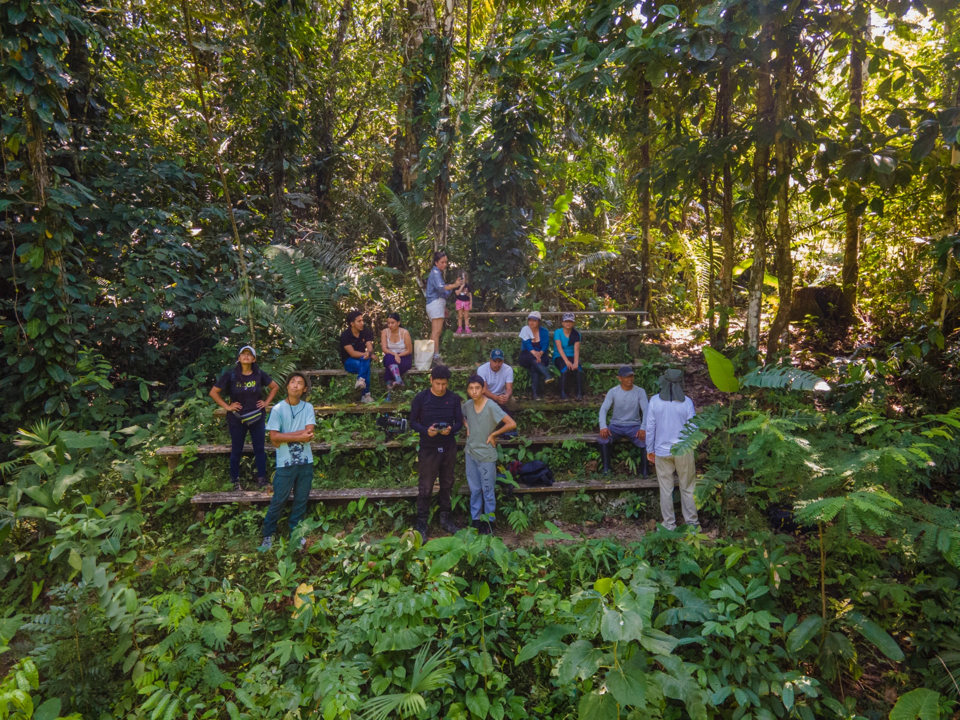 Grupo de estudiantes explorando la biodiversidad en la Amazonía ecuatoriana
