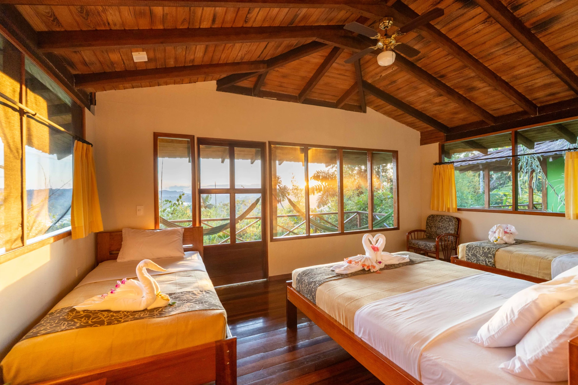 Interior de eco-cabaña Yachana Lodge