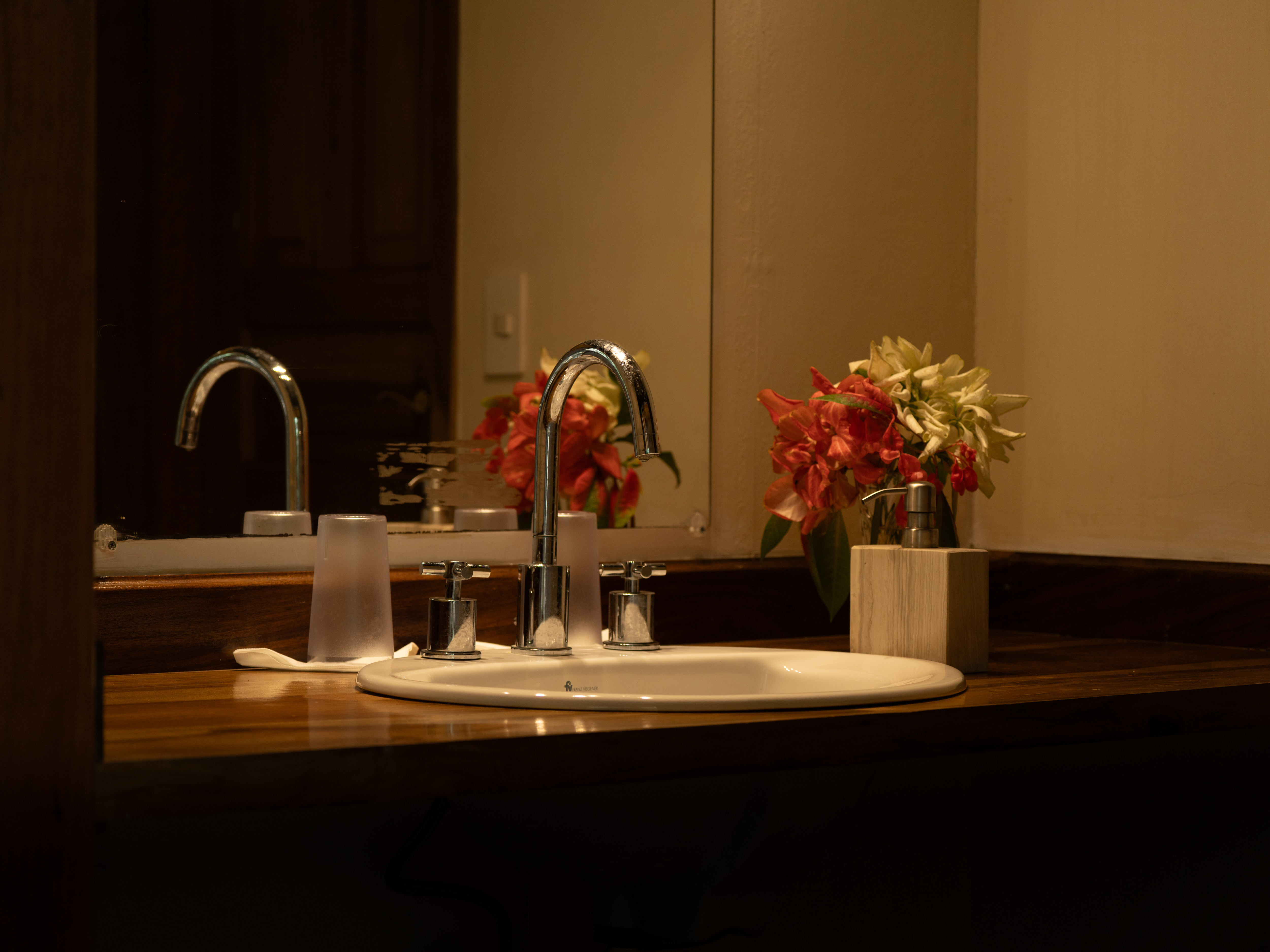 Lavabos de diseño en madera del baño privado de las eco-cabañas de Yachana Lodge