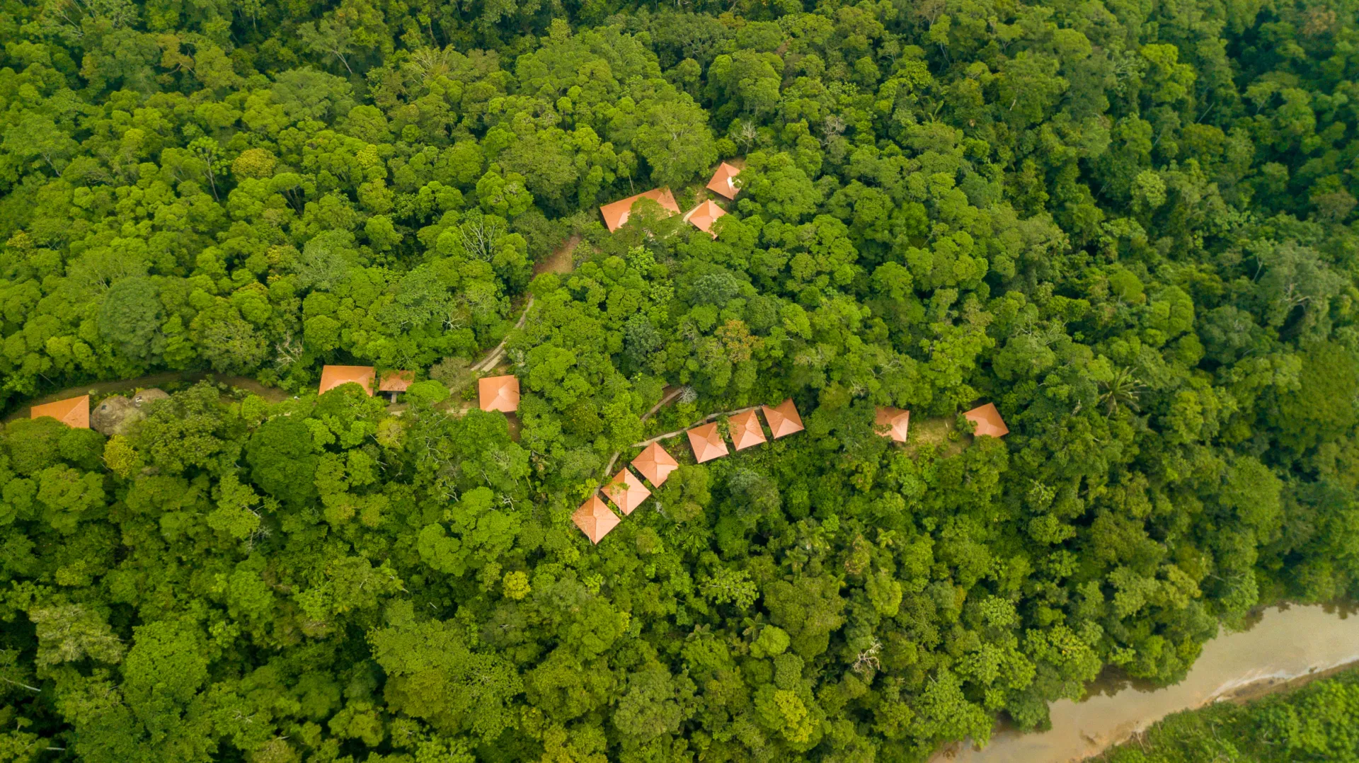 Vista aérea del Lodge junto al río