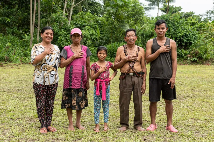 Guía local nativo enseñando la selva y el legado a visitantes