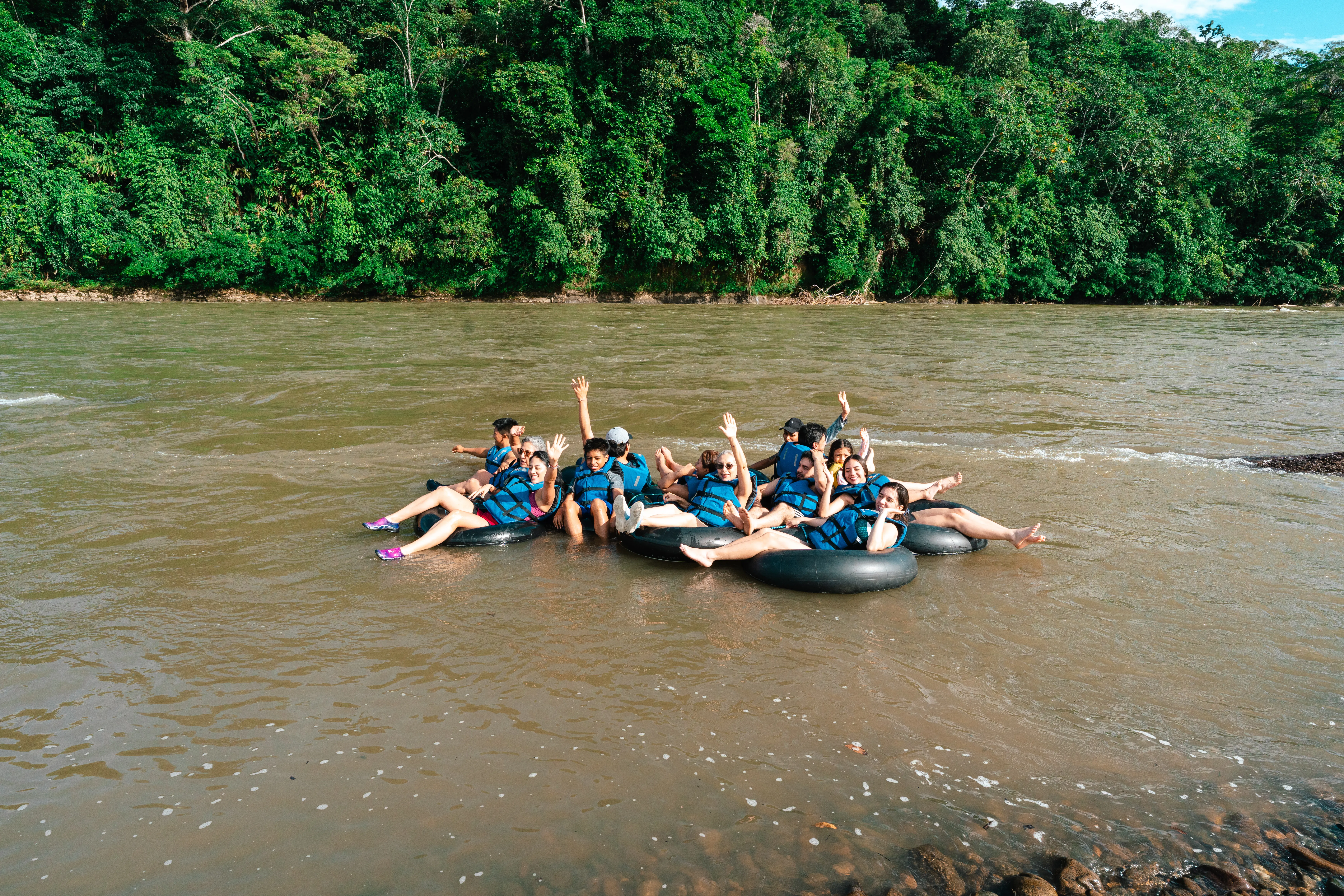 Grupo de aventureros en inmersión por la Amazonía ecuatoriana