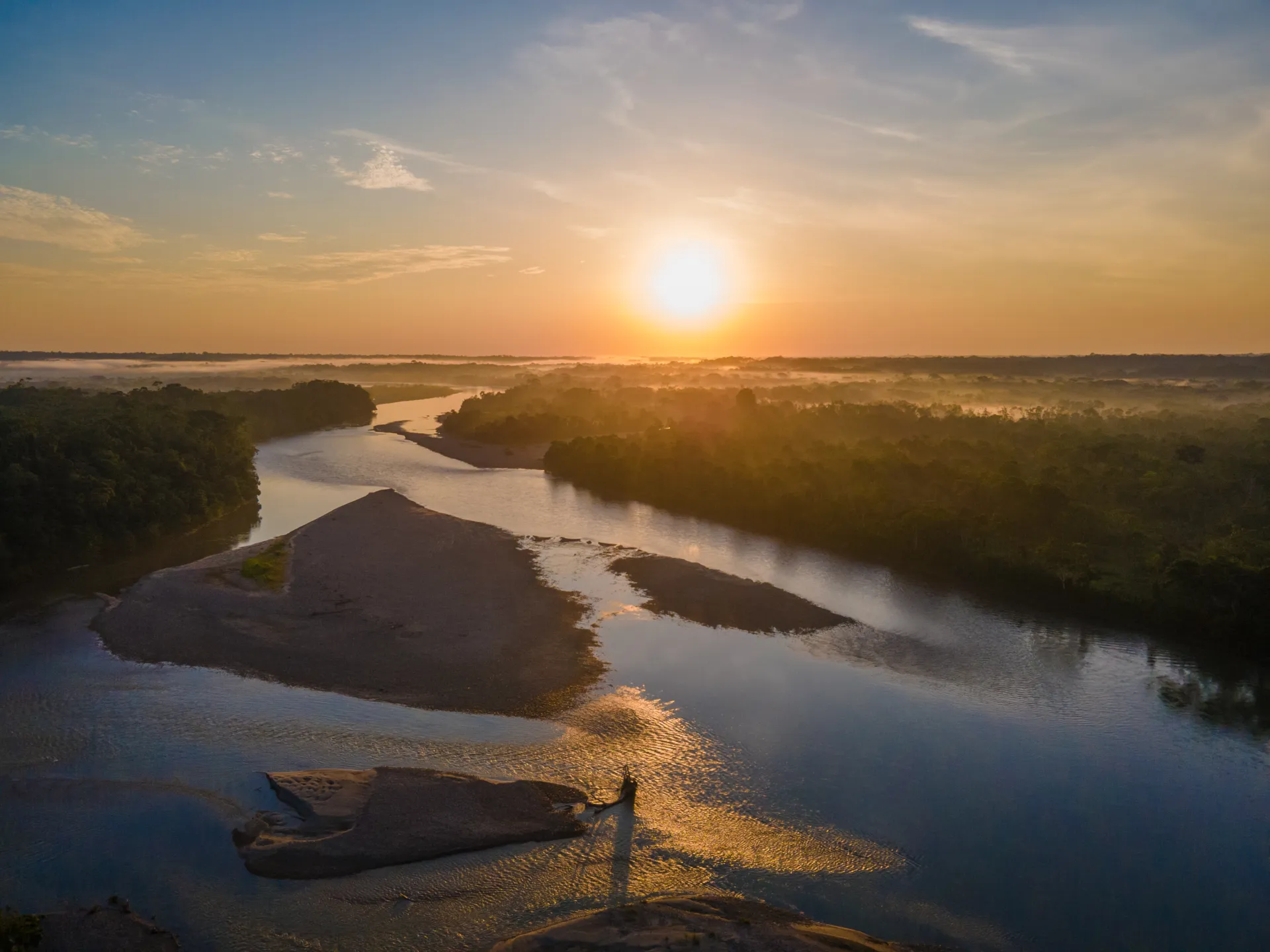 Atardecer dorado sobre el río Napo en la Amazonía ecuatoriana